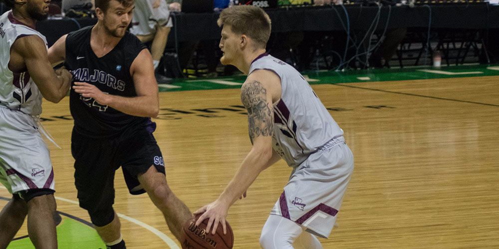 Late 19-3 Run Races Gents Past Dallas, 82-68