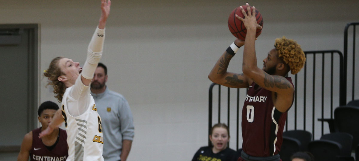 Men's Basketball Wins Eighth In A Row On Senior Night
