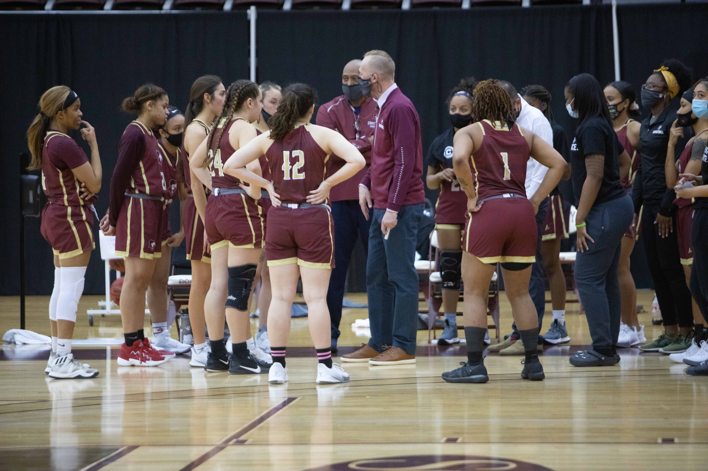 Women's Basketball Falls at Dallas, 68-45, on Saturday