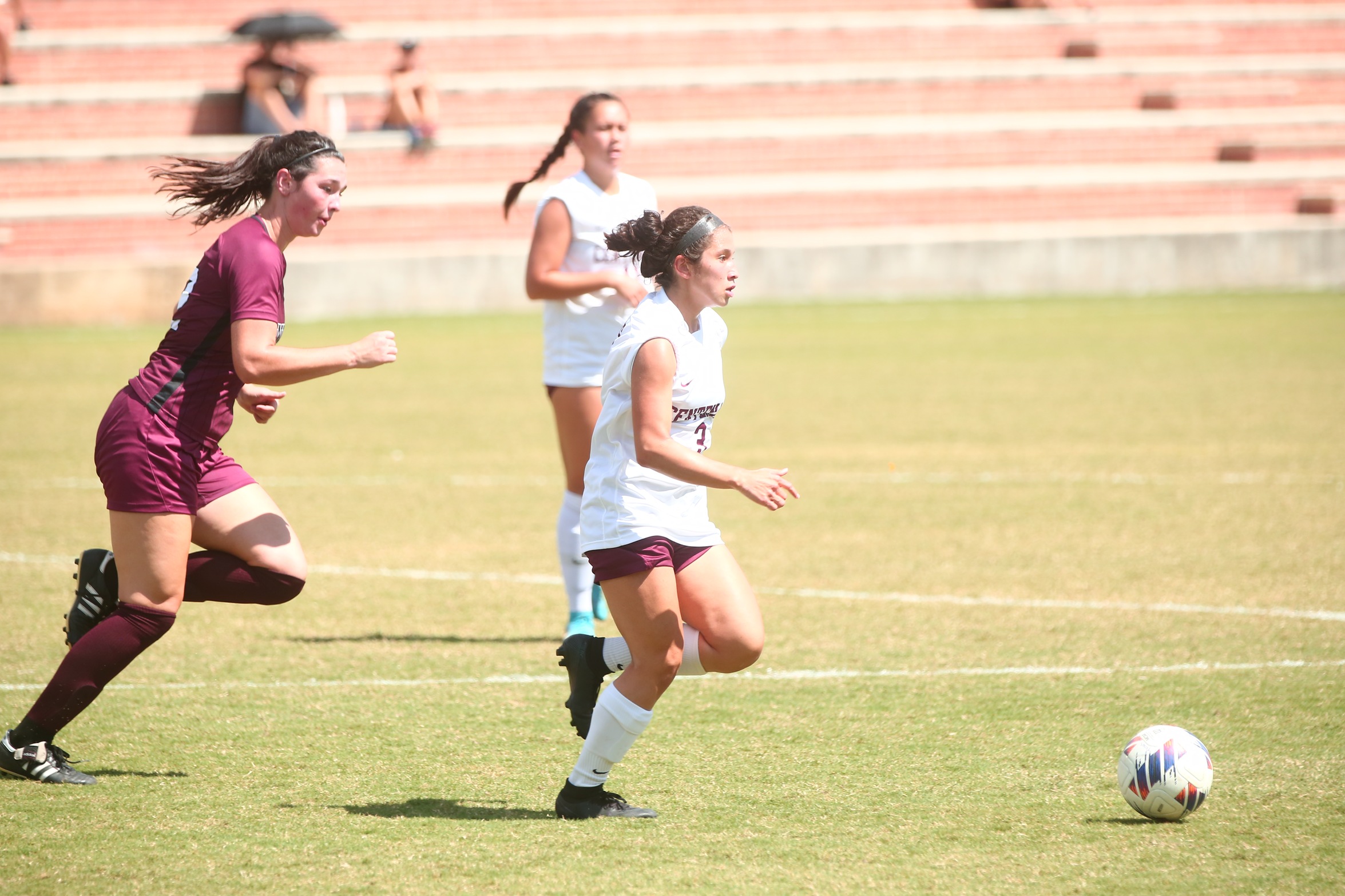 Senior F Daisy Acosta and the Ladies hit the road this weekend for a pair of SCAC matches. 

Photo credit: Trinity University Student: Tom Whitwell